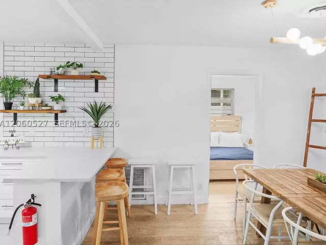 Продажа дома по адресу 4810 Johnson St - фото 9372504