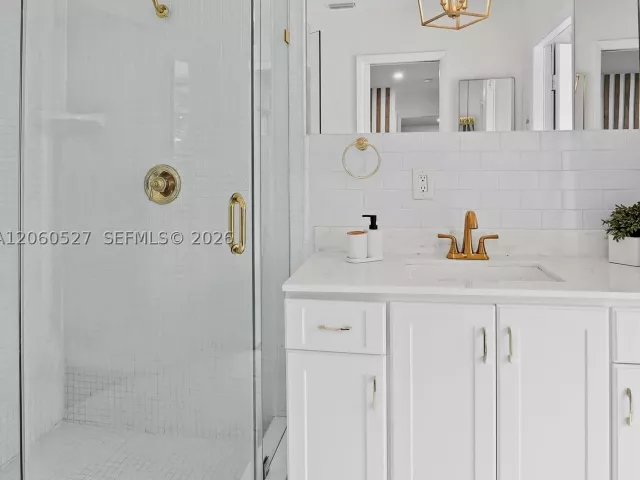 Продажа дома по адресу 4810 Johnson St - фото 9372527