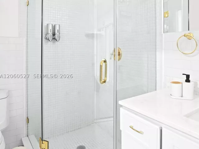 Продажа дома по адресу 4810 Johnson St - фото 9372530