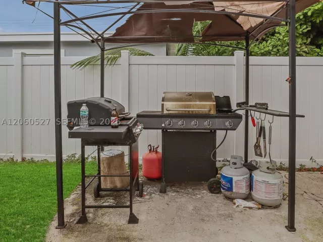 Продажа дома по адресу 4810 Johnson St - фото 9372544