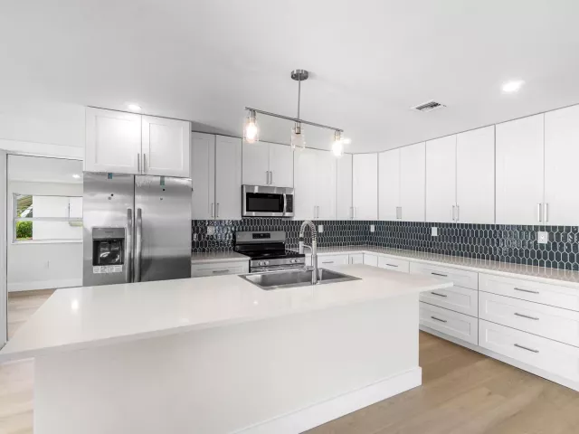 Продажа дома по адресу 325 SW 8TH Avenue - фото 9363059