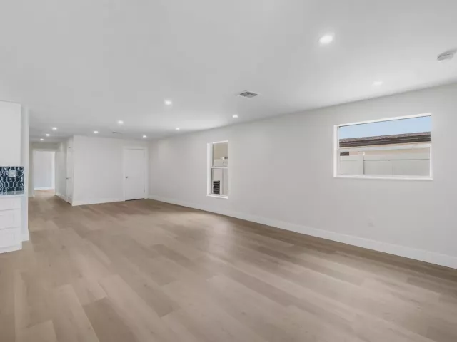 Продажа дома по адресу 325 SW 8TH Avenue - фото 9363060