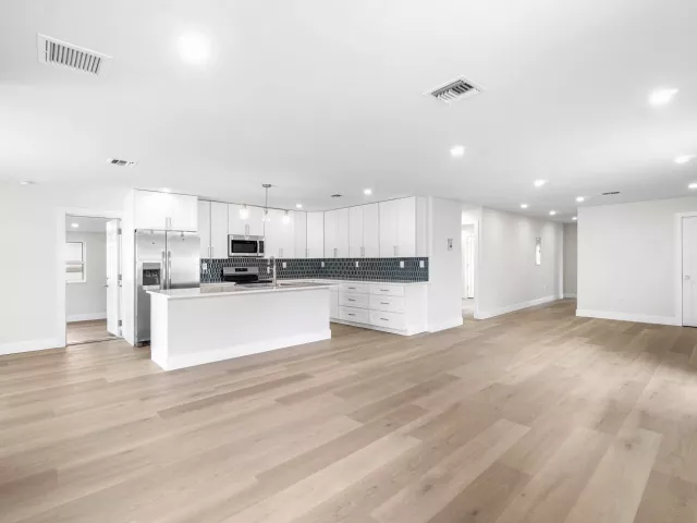 Продажа дома по адресу 325 SW 8TH Avenue - фото 9363061