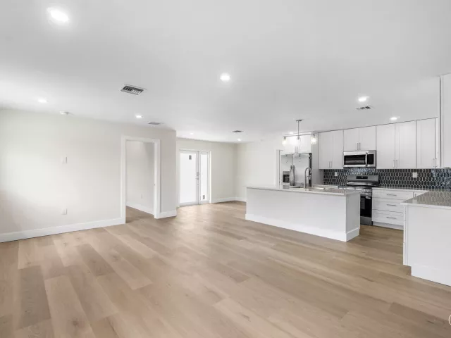 Продажа дома по адресу 325 SW 8TH Avenue - фото 9363062
