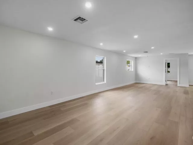 Продажа дома по адресу 325 SW 8TH Avenue - фото 9363063