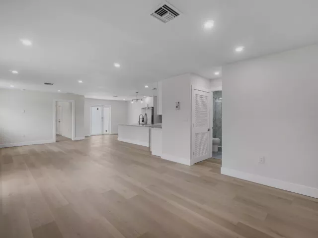 Продажа дома по адресу 325 SW 8TH Avenue - фото 9363064