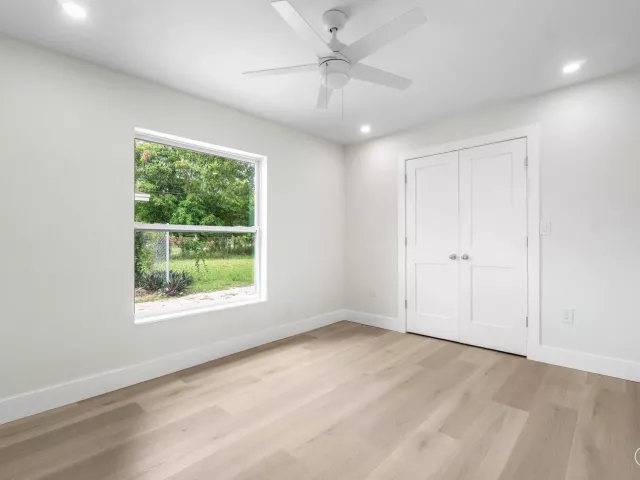 Продажа дома по адресу 325 SW 8TH Avenue - фото 9363066