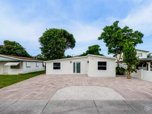 Продажа дома по адресу 325 SW 8TH Avenue - фото 9363051