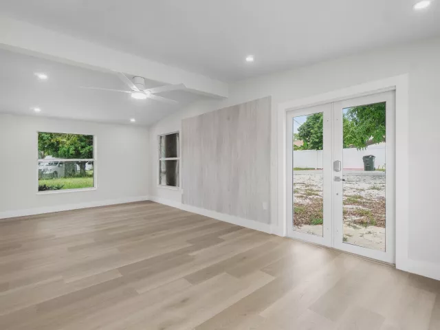 Продажа дома по адресу 325 SW 8TH Avenue - фото 9363073