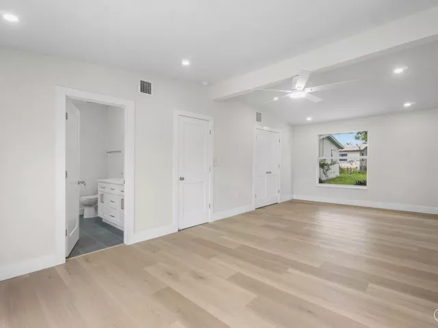 Продажа дома по адресу 325 SW 8TH Avenue - фото 9363074