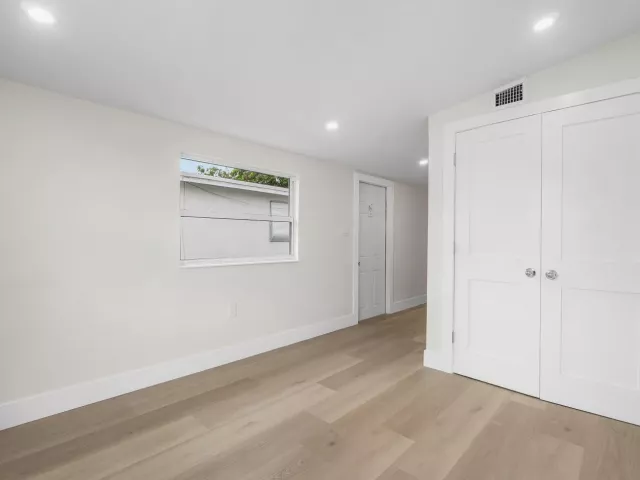 Продажа дома по адресу 325 SW 8TH Avenue - фото 9363078