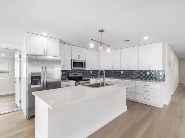Продажа дома по адресу 325 SW 8TH Avenue - фото 9363052