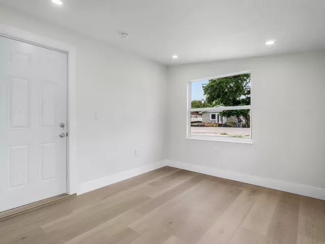 Продажа дома по адресу 325 SW 8TH Avenue - фото 9363079
