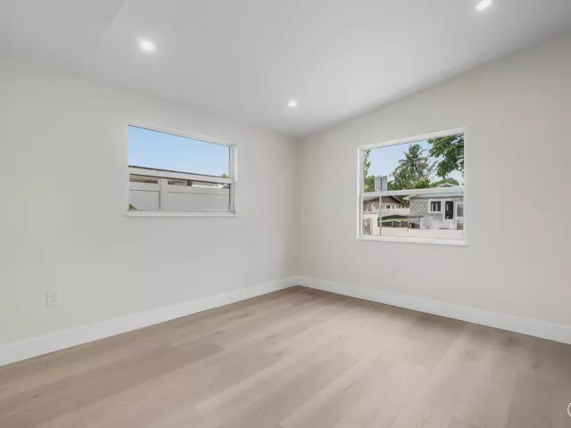 Продажа дома по адресу 325 SW 8TH Avenue - фото 9363080