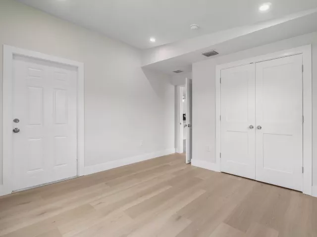 Продажа дома по адресу 325 SW 8TH Avenue - фото 9363081