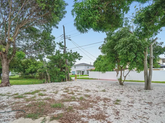 Продажа дома по адресу 325 SW 8TH Avenue - фото 9363084