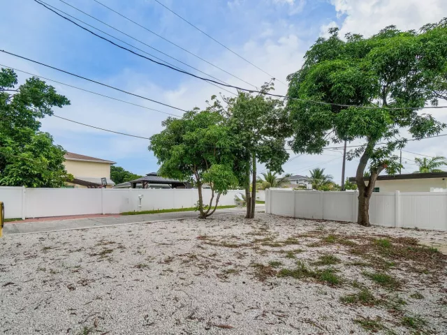 Продажа дома по адресу 325 SW 8TH Avenue - фото 9363085