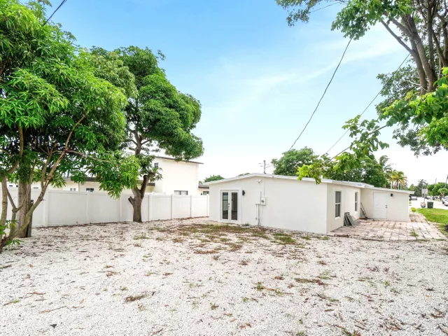 Продажа дома по адресу 325 SW 8TH Avenue - фото 9363086