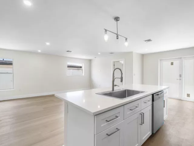 Продажа дома по адресу 325 SW 8TH Avenue - фото 9363053