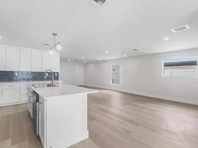 Продажа дома по адресу 325 SW 8TH Avenue - фото 9363054