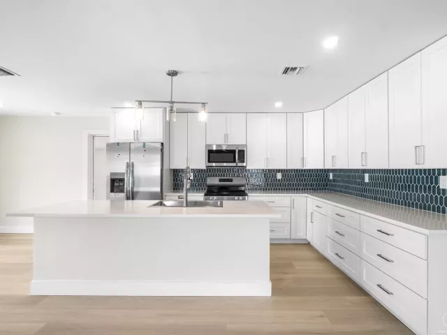 Продажа дома по адресу 325 SW 8TH Avenue - фото 9363055