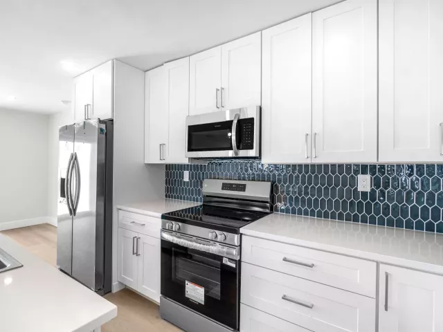 Продажа дома по адресу 325 SW 8TH Avenue - фото 9363056