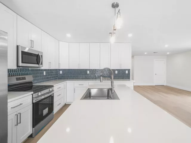 Продажа дома по адресу 325 SW 8TH Avenue - фото 9363057