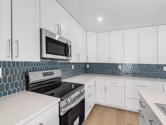 Продажа дома по адресу 325 SW 8TH Avenue - фото 9363058