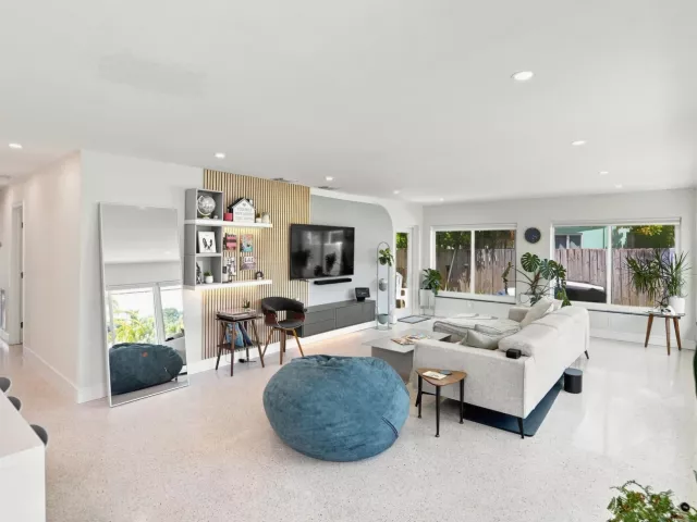 Продажа дома по адресу 35 NE 29th Street - фото 9358865