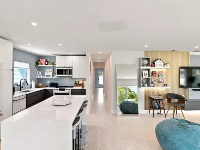 Продажа дома по адресу 35 NE 29th Street - фото 9358866