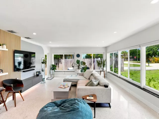Продажа дома по адресу 35 NE 29th Street - фото 9358867