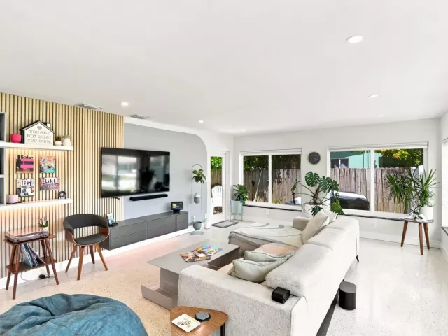 Продажа дома по адресу 35 NE 29th Street - фото 9358868