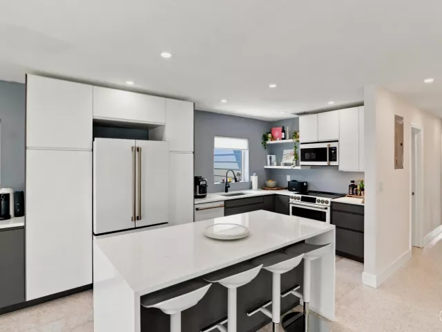 Продажа дома по адресу 35 NE 29th Street - фото 9358869