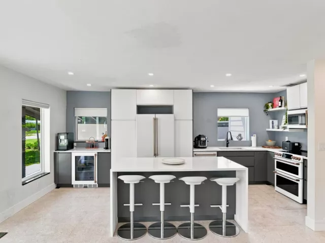 Продажа дома по адресу 35 NE 29th Street - фото 9358870