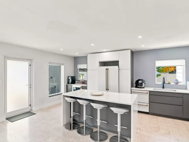 Продажа дома по адресу 35 NE 29th Street - фото 9358871