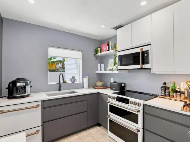 Продажа дома по адресу 35 NE 29th Street - фото 9358874