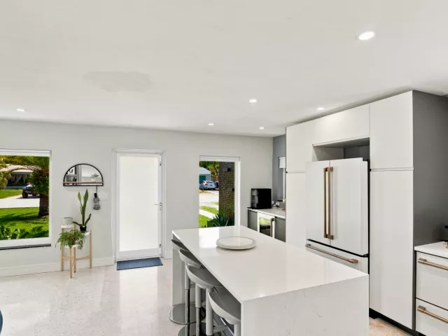 Продажа дома по адресу 35 NE 29th Street - фото 9358875