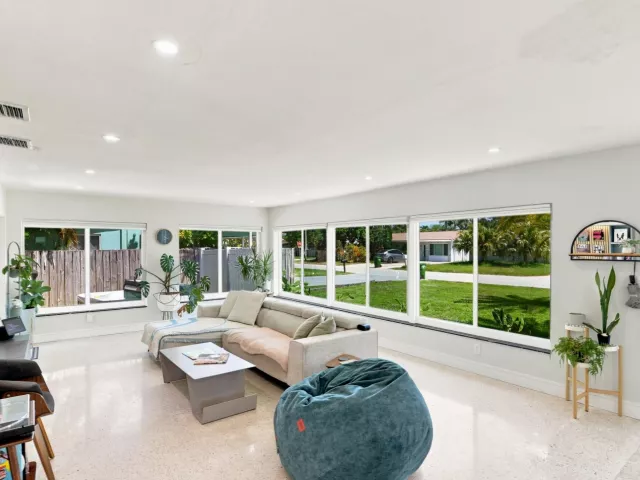Продажа дома по адресу 35 NE 29th Street - фото 9358876