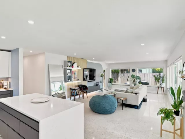 Продажа дома по адресу 35 NE 29th Street - фото 9358877