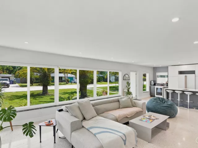 Продажа дома по адресу 35 NE 29th Street - фото 9358881