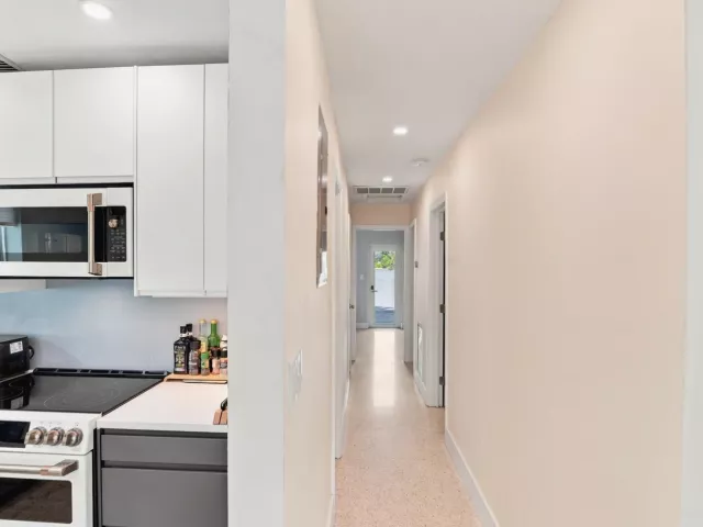 Продажа дома по адресу 35 NE 29th Street - фото 9358882