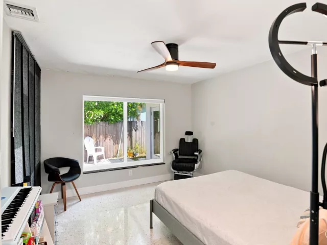 Продажа дома по адресу 35 NE 29th Street - фото 9358884