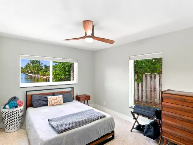 Продажа дома по адресу 35 NE 29th Street - фото 9358886