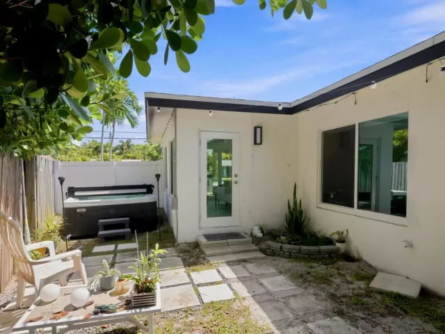 Продажа дома по адресу 35 NE 29th Street - фото 9358895