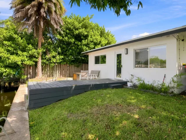 Продажа дома по адресу 35 NE 29th Street - фото 9358898