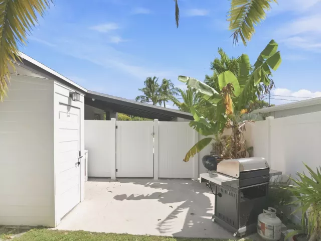 Продажа дома по адресу 35 NE 29th Street - фото 9358900