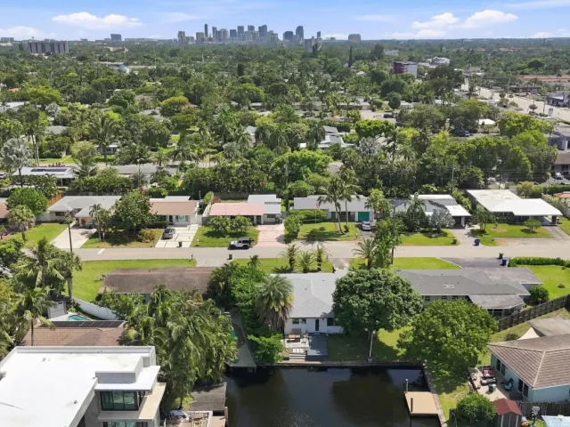 Продажа дома по адресу 35 NE 29th Street - фото 9358861