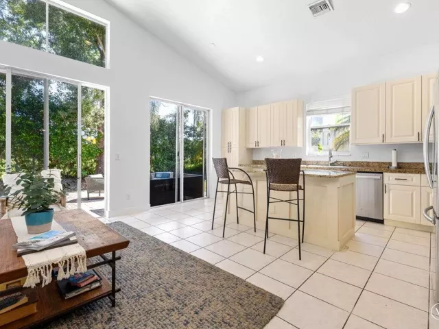 Продажа дома по адресу 4841 N CLASSICAL Boulevard - фото 9327666