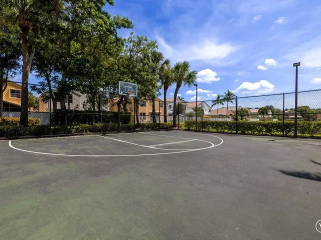 Продажа дома по адресу 4841 N CLASSICAL Boulevard - фото 9327696