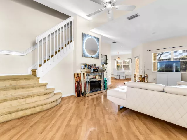 Продажа дома по адресу 7538 NW 17TH Drive - фото 9379897
